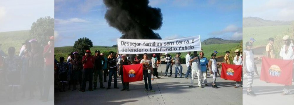 Quatro trechos de rodovias em Alagoas estão fechadas por conta de protestos de trabalhadores rurais sem-terra; a BR-101, nos municípios de Atalaia e Joaquim Gomes, a BR-316, em Murici, e a AL-101 Norte, em Porto Calvo; ação é coordenada por trabalhadoras ligados ao Movimento de Libertação dos Sem Terra (MLST); eles exigem a suspensão de ordens de despejos, garantias e ampliação de educação em áreas de acampamento e assentamento e destinação das terras de usinas falidas e de um antigo banco estadual para reforma agrária (Foto: Voney Malta) Quatro trechos de rodovias em Alagoas estão fechadas por conta de protestos de trabalhadores rurais sem-terra; a BR-101, nos municípios de Atalaia e Joaquim Gomes, a BR-316, em Murici, e a AL-101 Norte, em Porto Calvo; ação é coordenada por trabalhadoras ligados ao Movimento de Libertação dos Sem Terra (MLST); eles exigem a suspensão de ordens de despejos, garantias e ampliação de educação em áreas de acampamento e assentamento e destinação das terras de usinas falidas e de um antigo banco estadual para reforma agrária