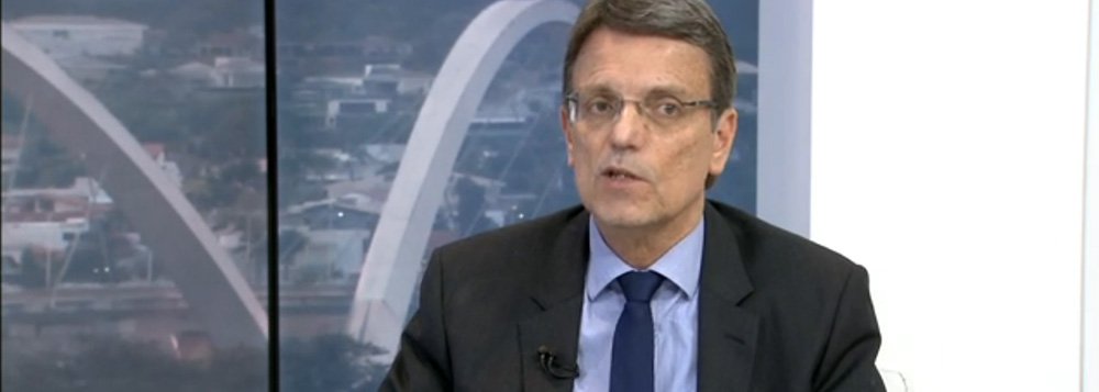 O chefe da Casa Civil do Distrito Federal, Hélio Doyle, informou que há risco do salário dos servidores não ser pago em novembro deste ano se o governo local mantiver a receita atual; de acordo com o dirigente, também existe a possibilidade de o salário de dezembro não ser pago e ser jogado para o ano seguinte; "Se mantivermos a situação de hoje, ou seja, com a projeção de receita que temos hoje, sem essas medidas, sem cortar mais gastos de custeio, a gente corre risco de não ter como pagar salário de novembro. O risco, sem querer fazer nenhum terrorismo, existe" (Foto: Leonardo Lucena) O chefe da Casa Civil do Distrito Federal, Hélio Doyle, informou que há risco do salário dos servidores não ser pago em novembro deste ano se o governo local mantiver a receita atual; de acordo com o dirigente, também existe a possibilidade de o salário de dezembro não ser pago e ser jogado para o ano seguinte; "Se mantivermos a situação de hoje, ou seja, com a projeção de receita que temos hoje, sem essas medidas, sem cortar mais gastos de custeio, a gente corre risco de não ter como pagar salário de novembro. O risco, sem querer fazer nenhum terrorismo, existe"