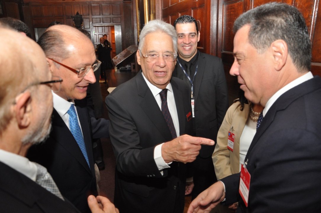 Notícias de que o ministro das Cidades, Gilberto Kassab, teria convidado o tucano de Goiás para disputar a Presidência da República pelo PSD circularam na imprensa no início do ano, mas o governador garante que não pretende deixar o PSDB "em hipótese nenhuma"; "Já recebi convites de outros partidos, mas tenho uma história no PSDB", disse; sobre uma possível candidatura à Presidência da República em 2018, o tucano afirma que "essa é uma agenda que ainda vai demorar um tempo para amadurecer"; nesta semana Marconi prestigiou, junto à cúpula tucana, entrega do prêmio de homem do ano ao ex-presidente Fernando Henrique Cardoso, em Nova York (Foto: Realle Palazzo-Martini) Notícias de que o ministro das Cidades, Gilberto Kassab, teria convidado o tucano de Goiás para disputar a Presidência da República pelo PSD circularam na imprensa no início do ano, mas o governador garante que não pretende deixar o PSDB "em hipótese nenhuma"; "Já recebi convites de outros partidos, mas tenho uma história no PSDB", disse; sobre uma possível candidatura à Presidência da República em 2018, o tucano afirma que "essa é uma agenda que ainda vai demorar um tempo para amadurecer"; nesta semana Marconi prestigiou, junto à cúpula tucana, entrega do prêmio de homem do ano ao ex-presidente Fernando Henrique Cardoso, em Nova York