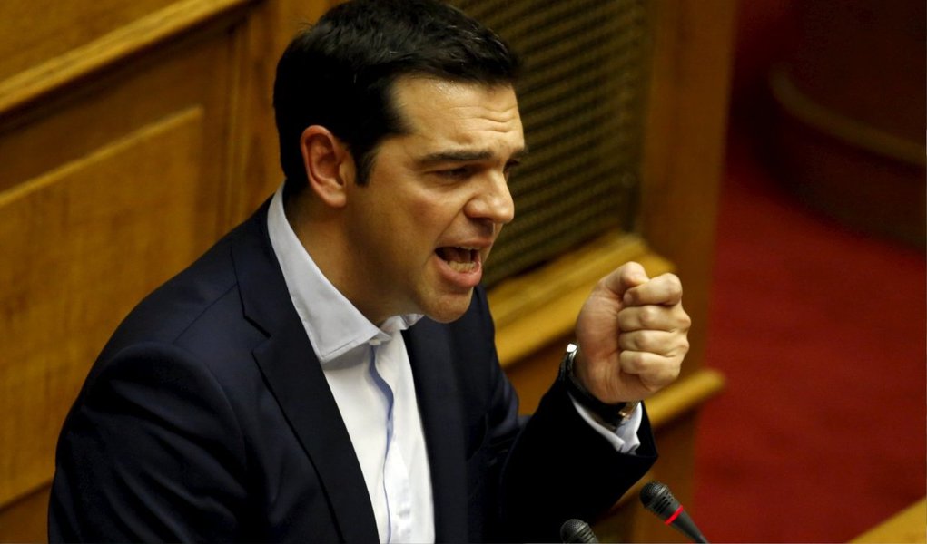 O primeiro-ministro grego, Alexis Tsipras, anunciou que os bancos gregos estarão fechados na segunda-feira (29); ele assegurou que estão garantidas as poupanças, salários e pensões dos cidadãos; a medida foi tomada após uma corrida dos gregos aos bancos para retirar dinheiro diante da incerteza da situação financeira do País; na maioria das caixas multibanco do centro de Atenas neste domingo (28) não havia mais dinheiro disponível, enquanto as filas cresciam (Foto: Romulo Faro) O primeiro-ministro grego, Alexis Tsipras, anunciou que os bancos gregos estarão fechados na segunda-feira (29); ele assegurou que estão garantidas as poupanças, salários e pensões dos cidadãos; a medida foi tomada após uma corrida dos gregos aos bancos para retirar dinheiro diante da incerteza da situação financeira do País; na maioria das caixas multibanco do centro de Atenas neste domingo (28) não havia mais dinheiro disponível, enquanto as filas cresciam