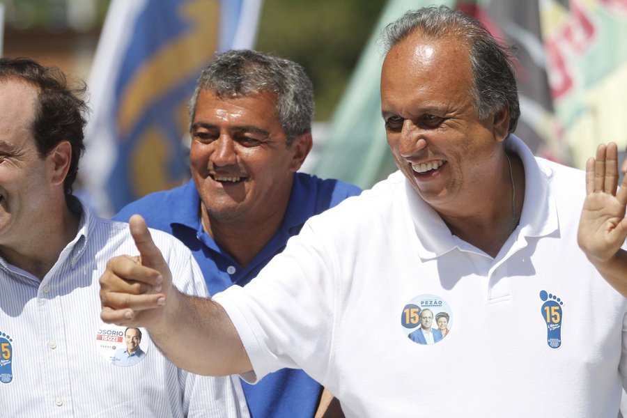 Com US$ 120 bilhões garantidos para investimentos nos próximos quatro anos, o governador reeleito do Rio de Janeiro oferece apoio incondicional à presidente Dilma Rousseff, evita ruídos políticos e atua no melhor estilo prefeitão de todas as cidades do estado, pilotando o maior canteiro de obras do País; "O importante é melhorar a vida das pessoas", diz Luiz Fernando Pezão, personagem de capa da nova revista 24/7 (Foto: Marco Damiani) Com US$ 120 bilhões garantidos para investimentos nos próximos quatro anos, o governador reeleito do Rio de Janeiro oferece apoio incondicional à presidente Dilma Rousseff, evita ruídos políticos e atua no melhor estilo prefeitão de todas as cidades do estado, pilotando o maior canteiro de obras do País; "O importante é melhorar a vida das pessoas", diz Luiz Fernando Pezão, personagem de capa da nova revista 24/7