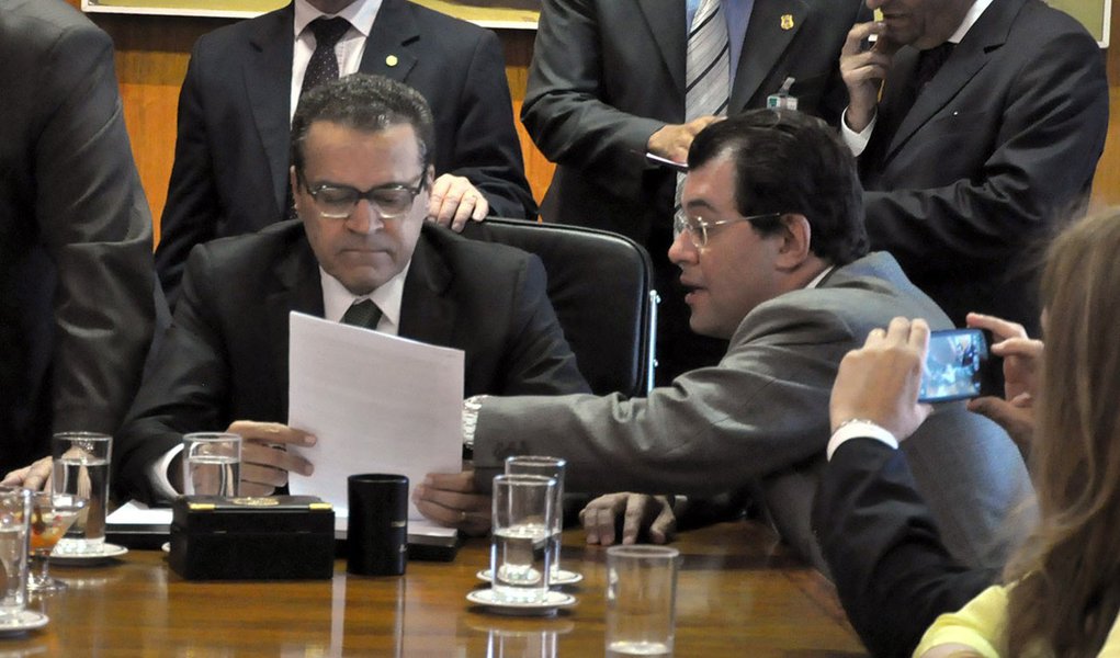 O atual presidente da Câmara, Henrique Alves (PMDB-RN) iria para a Integração Nacional, enquanto o senador Eduardo Braga (PMDB-AM) seria ministro de Minas e Energia; partido, que já ficou com a Agricultura, tenta ainda garantir Turismo e Previdência; embora sejam nomes com densidade política, tanto Alves como Braga saíram derrotados nas eleições deste ano; o primeiro perdeu a disputa para o governo do Rio Grande do Norte e o segundo do Amazonas (Foto: Leonardo Attuch) O atual presidente da Câmara, Henrique Alves (PMDB-RN) iria para a Integração Nacional, enquanto o senador Eduardo Braga (PMDB-AM) seria ministro de Minas e Energia; partido, que já ficou com a Agricultura, tenta ainda garantir Turismo e Previdência; embora sejam nomes com densidade política, tanto Alves como Braga saíram derrotados nas eleições deste ano; o primeiro perdeu a disputa para o governo do Rio Grande do Norte e o segundo do Amazonas
