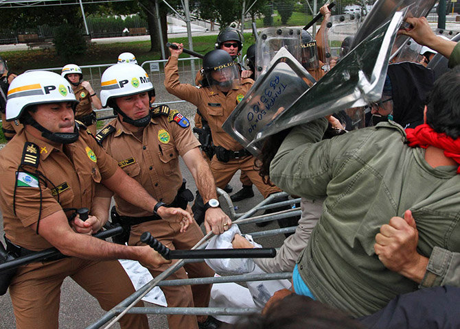 O que ocorreu em Curitiba contra os professores foi um atentado ao Estado Democrático de Direito, às liberdades de manifestação e expressão e também um retrocesso no processo democrático brasileiro. Temos muito ainda a aprender com a democracia (Foto: Paulo Paim) O que ocorreu em Curitiba contra os professores foi um atentado ao Estado Democrático de Direito, às liberdades de manifestação e expressão e também um retrocesso no processo democrático brasileiro. Temos muito ainda a aprender com a democracia