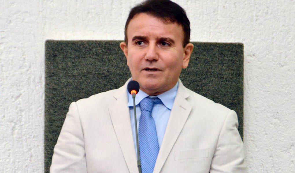 Deputado estadual Eduardo Siqueira Campos (PTB) apresentou 10 requerimentos na manhã desta terça-feira, 18, todos destinados ao Governo do Estado visando propor medidas para que o Estado enfrente a crise instalada no Tocantins; entre as medidas estão a redução do número de secretarias e órgãos do governo; Eduardo Siqueira relembrou que em 2011, ao assumir o Governo, o ex-governador Siqueira Campos (PSDB) buscou implantar medidas para enfrentar a crise; "Chegamos ao Governo com uma crise financeira sem precedentes no Estado e implantamos medidas para enfrentá-la e a forma encontrada foi investir nos municípios, que é onde moram as pessoas", disse; redução de pastas, entretanto, não foi uma delas (Foto: Aquiles Lins) Deputado estadual Eduardo Siqueira Campos (PTB) apresentou 10 requerimentos na manhã desta terça-feira, 18, todos destinados ao Governo do Estado visando propor medidas para que o Estado enfrente a crise instalada no Tocantins; entre as medidas estão a redução do número de secretarias e órgãos do governo; Eduardo Siqueira relembrou que em 2011, ao assumir o Governo, o ex-governador Siqueira Campos (PSDB) buscou implantar medidas para enfrentar a crise; "Chegamos ao Governo com uma crise financeira sem precedentes no Estado e implantamos medidas para enfrentá-la e a forma encontrada foi investir nos municípios, que é onde moram as pessoas", disse; redução de pastas, entretanto, não foi uma delas