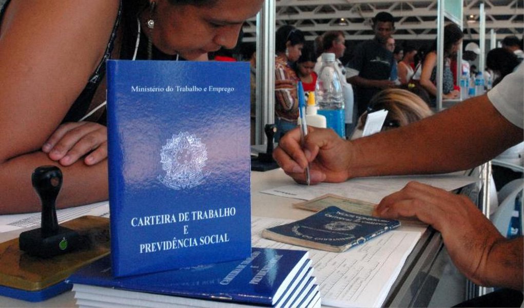 A população desempregada no Distrito Federal, em fevereiro, foi estimada em 184 mil, três mil a mais em relação a janeiro — que foi 181 mil; o resultado equivale a 12,3% da população economicamente ativa; o índice é 0,3 ponto percentual superior em comparação ao primeiro mês do ano; dados são do Dieese em parceria com a Codeplan (Foto: Leonardo Lucena) A população desempregada no Distrito Federal, em fevereiro, foi estimada em 184 mil, três mil a mais em relação a janeiro — que foi 181 mil; o resultado equivale a 12,3% da população economicamente ativa; o índice é 0,3 ponto percentual superior em comparação ao primeiro mês do ano; dados são do Dieese em parceria com a Codeplan