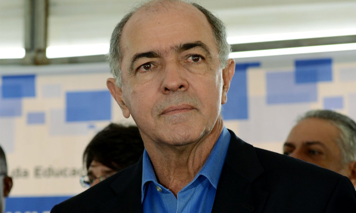 A suposta 'crise' na segurança pública, apontada pela oposição, continua a dar tom ao período pré-eleitoral; depois de o governador Jaques Wagner quebrar reagir ao bombardeio que vem tomando, comparando sua gestão com a do candidato e ex-governador Paulo Souto, o presidente estadual do Democratas (DEM), José Carlos Aleluia, resolveu partir para o ataque mais uma vez; "Governador, não adianta fazer contorcionismos numéricos, porque não dá para esconder a tragédia da violência que os baianos sofrem na pele sob sua gestão" (Foto: Romulo Faro) A suposta 'crise' na segurança pública, apontada pela oposição, continua a dar tom ao período pré-eleitoral; depois de o governador Jaques Wagner quebrar reagir ao bombardeio que vem tomando, comparando sua gestão com a do candidato e ex-governador Paulo Souto, o presidente estadual do Democratas (DEM), José Carlos Aleluia, resolveu partir para o ataque mais uma vez; "Governador, não adianta fazer contorcionismos numéricos, porque não dá para esconder a tragédia da violência que os baianos sofrem na pele sob sua gestão"