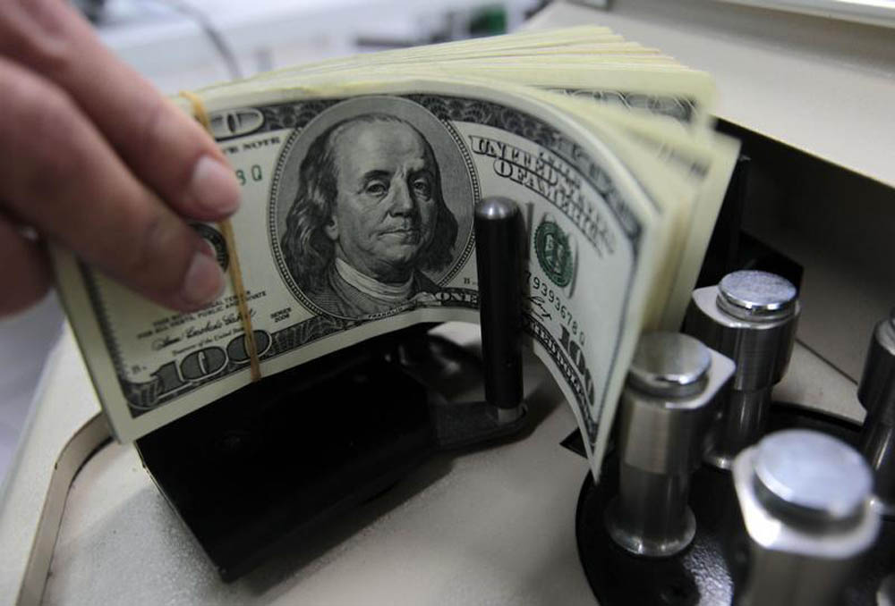 Um funcionário de banco conta notas de cem dólares em Bangcoc. O fluxo cambial, entrada e saída e moeda estrangeira do país, ficou negativo em 1,95 bilhões de dólares na semana passada, fazendo com que fevereiro como um todo fechasse no vermelho, com défi (Foto: Gisele Federicce) Um funcionário de banco conta notas de cem dólares em Bangcoc. O fluxo cambial, entrada e saída e moeda estrangeira do país, ficou negativo em 1,95 bilhões de dólares na semana passada, fazendo com que fevereiro como um todo fechasse no vermelho, com défi