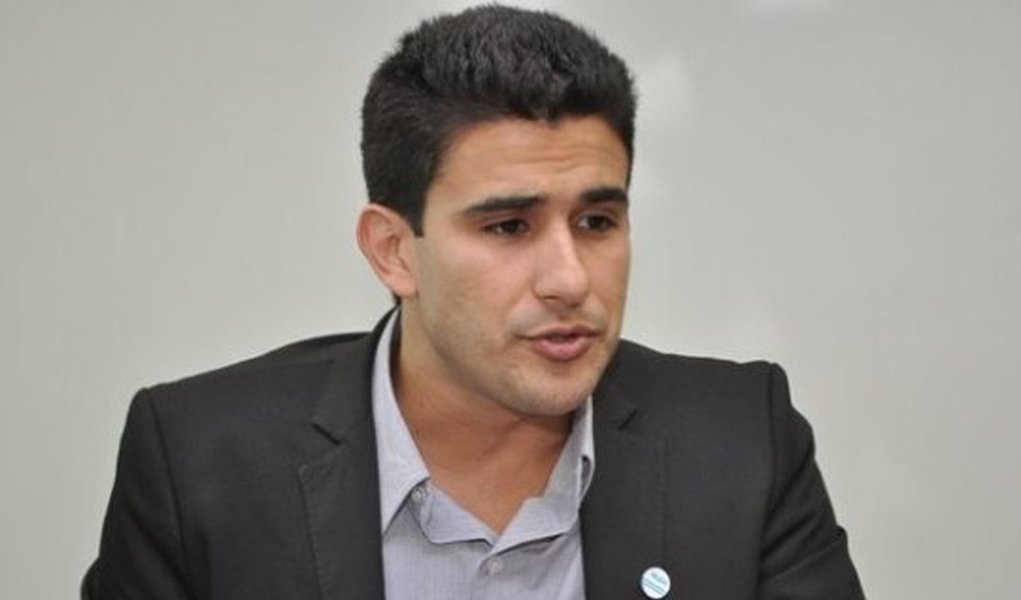 O presidente do diretório metropolitano do PP, Tiago Andrino, está reunido na tarde desta sexta-feira, 30, em Palmas, discutindo com membros da instância municipal do PP que posicionamento o grupo irá tomar sobre a crise; o encontro acontece depois que o PP estadual divulgou nota em que sugere a saída do prefeito de Palmas, Carlos Amastha, do partido, por Amastha não concordar com a decisão da maioria do PP em apoiar a reeleição do governador Sandoval Cardoso (SD); o diretório deve divulgar nota sobre o assunto ainda nesta sexta-feira; mesmo sendo prejuízo para os dois lados às vésperas da campanha eleitoral, uma saída em massa do grupo do prefeito do PP não é descartada; candidatura a deputado federal de Andrino em risco (Foto: Aquiles Lins) O presidente do diretório metropolitano do PP, Tiago Andrino, está reunido na tarde desta sexta-feira, 30, em Palmas, discutindo com membros da instância municipal do PP que posicionamento o grupo irá tomar sobre a crise; o encontro acontece depois que o PP estadual divulgou nota em que sugere a saída do prefeito de Palmas, Carlos Amastha, do partido, por Amastha não concordar com a decisão da maioria do PP em apoiar a reeleição do governador Sandoval Cardoso (SD); o diretório deve divulgar nota sobre o assunto ainda nesta sexta-feira; mesmo sendo prejuízo para os dois lados às vésperas da campanha eleitoral, uma saída em massa do grupo do prefeito do PP não é descartada; candidatura a deputado federal de Andrino em risco