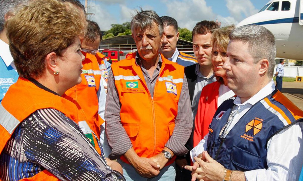 Em Minas Gerais, ao lado do governador Antonio Anastasia, do PSDB, presidente Dilma Rousseff defendeu necessidade de parceria entre União, estados e municípios na prevenção aos efeitos de temporais como os que têm causado destruição no Estado e no Espírito Santo; Dilma elogiou ações de Anastasia; "Vejo uma grande parceria entre nós e um espírito de cooperação, que tem que imperar nessas horas", disse ela; "Nessas horas temos que esquecer que temos divergências políticas, ou que somos de partidos distintos. Nós temos que atuar como um organismo salvando a população, para isso fomos eleitos" (Foto: Romulo Faro) Em Minas Gerais, ao lado do governador Antonio Anastasia, do PSDB, presidente Dilma Rousseff defendeu necessidade de parceria entre União, estados e municípios na prevenção aos efeitos de temporais como os que têm causado destruição no Estado e no Espírito Santo; Dilma elogiou ações de Anastasia; "Vejo uma grande parceria entre nós e um espírito de cooperação, que tem que imperar nessas horas", disse ela; "Nessas horas temos que esquecer que temos divergências políticas, ou que somos de partidos distintos. Nós temos que atuar como um organismo salvando a população, para isso fomos eleitos"