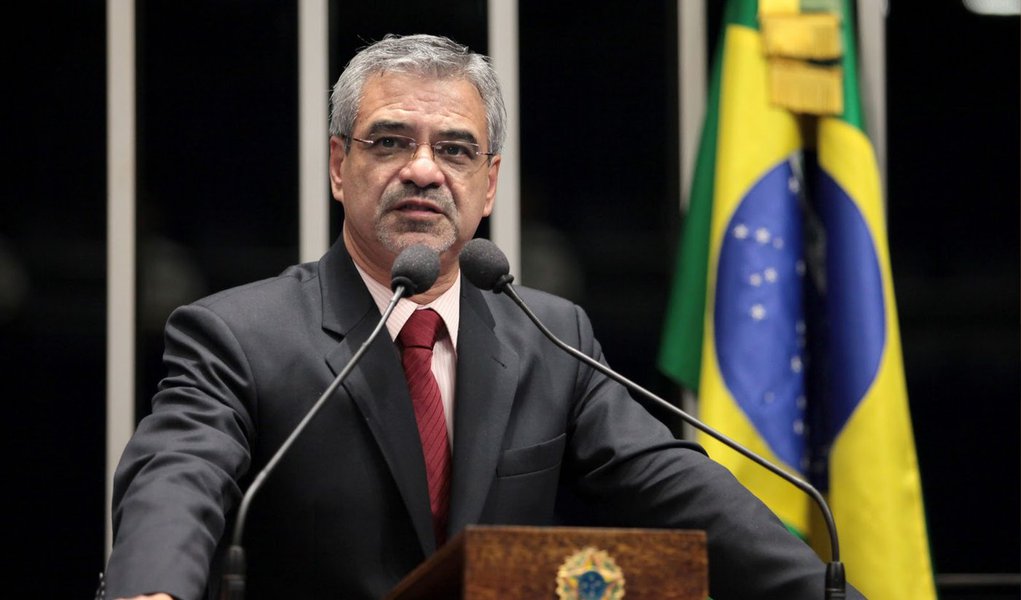 Líder do PT no Senado, Humberto Costa voltou a negar, na tribuna do Senado, ter recebido R$ 1 milhão para campanha originários do esquema de desvios na Petrobras; Costa, que abriu mão dos seus sigilos bancário, fiscal e telefônico, disse, ainda, ter enviado uma carta ao ministro do STF Teori Zavascki, ao procurador-geral da República, Rodrigo Janot, e à CPI que apura as denúncias na estatal para provar que não houve enriquecimento ilícito e que não tinha vínculo com o ex-diretor da Petrobras Paulo Roberto Costa; "Não tenho nada a temer. Sempre atuei de forma correta e estou abrindo mão desses sigilos porque não tenho nada a esconder", disse (Foto: Paulo Emílio) Líder do PT no Senado, Humberto Costa voltou a negar, na tribuna do Senado, ter recebido R$ 1 milhão para campanha originários do esquema de desvios na Petrobras; Costa, que abriu mão dos seus sigilos bancário, fiscal e telefônico, disse, ainda, ter enviado uma carta ao ministro do STF Teori Zavascki, ao procurador-geral da República, Rodrigo Janot, e à CPI que apura as denúncias na estatal para provar que não houve enriquecimento ilícito e que não tinha vínculo com o ex-diretor da Petrobras Paulo Roberto Costa; "Não tenho nada a temer. Sempre atuei de forma correta e estou abrindo mão desses sigilos porque não tenho nada a esconder", disse