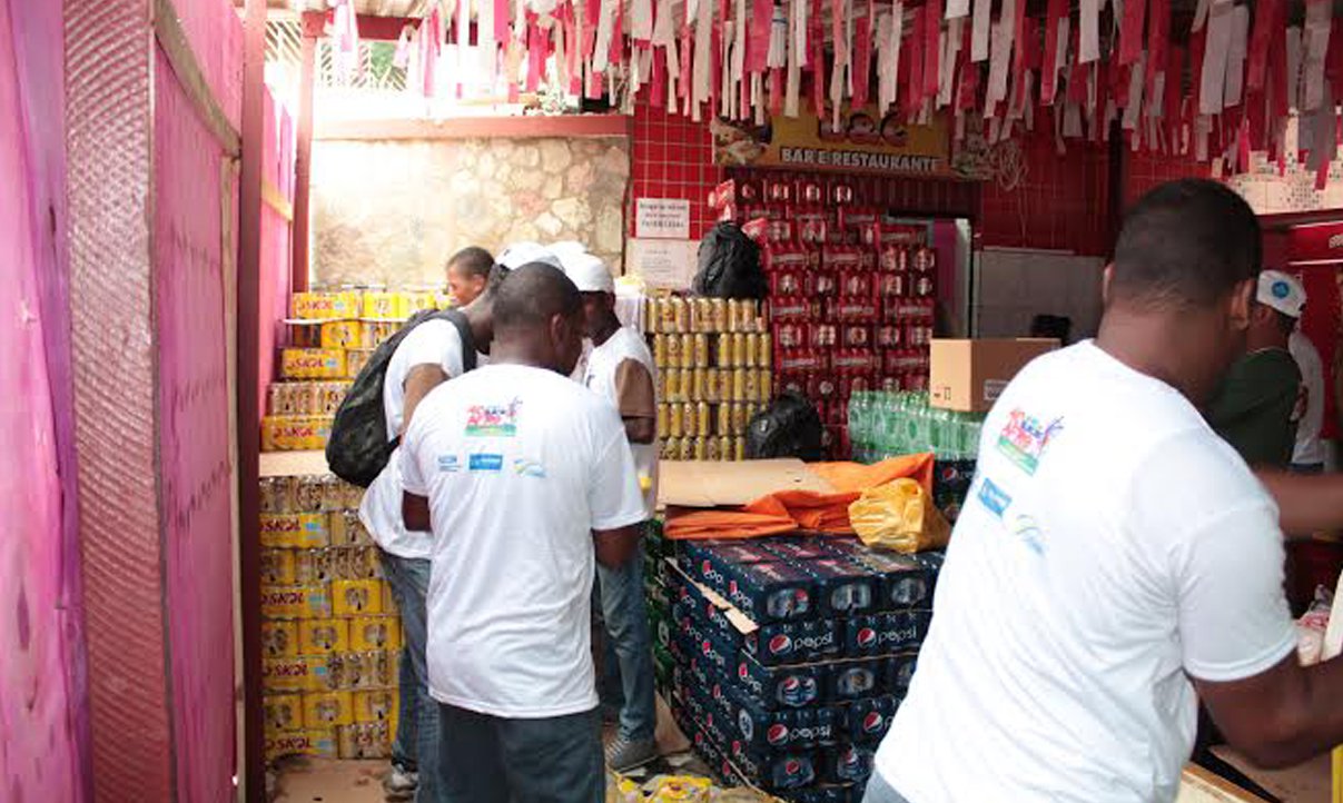 A partir da próxima segunda-feira (10), os ambulantes e comerciantes que tiveram suas mercadorias apreendidas no Carnaval poderão resgatar suas mercadorias no antigo galpão da Limpurb, na Avenida San Martin; entre os milhares de itens, estão bebidas em garrafas de vidro ou vendidas irregularmente, alimentos, barracas de camping, colchões, facas, espetos, carrinhos de mão etc. (Foto: Romulo Faro) A partir da próxima segunda-feira (10), os ambulantes e comerciantes que tiveram suas mercadorias apreendidas no Carnaval poderão resgatar suas mercadorias no antigo galpão da Limpurb, na Avenida San Martin; entre os milhares de itens, estão bebidas em garrafas de vidro ou vendidas irregularmente, alimentos, barracas de camping, colchões, facas, espetos, carrinhos de mão etc.