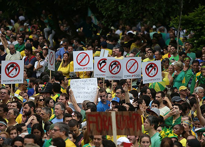 Resta saber de que lado estão partidos políticos como o PSDB e PPS, que participam legalmente do jogo democrático, mas que neste momento jogam água no moinho dos extremistas (Foto: Washington Luiz de Araújo) Resta saber de que lado estão partidos políticos como o PSDB e PPS, que participam legalmente do jogo democrático, mas que neste momento jogam água no moinho dos extremistas