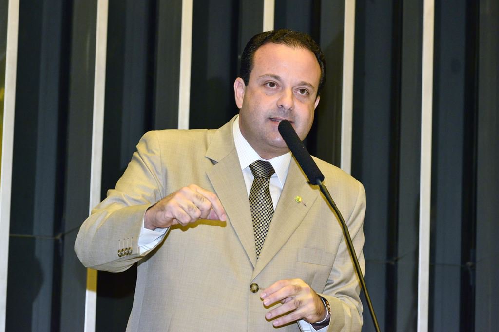 Ministra Cármen Lúcia julgou improcedente reclamação em que o deputado federal André Moura (PSC-SE) contestava a tramitação, perante o juízo da Comarca de Japaratuba (SE), da ação civil por ato de improbidade administrativa a que responde, ajuizada pelo MP de Sergipe; segundo a Justiça local, André responde a "diversas ações por ato de improbidade administrativa , por ter montado um sofisticado esquema de corrupção que tinha como escopo fraudar licitações, contratar servidores públicos sem concurso, desviar dinheiro diretamente do erário do Município de Pirambu (SE) para terceiros" (Foto: Valter Lima) Ministra Cármen Lúcia julgou improcedente reclamação em que o deputado federal André Moura (PSC-SE) contestava a tramitação, perante o juízo da Comarca de Japaratuba (SE), da ação civil por ato de improbidade administrativa a que responde, ajuizada pelo MP de Sergipe; segundo a Justiça local, André responde a "diversas ações por ato de improbidade administrativa , por ter montado um sofisticado esquema de corrupção que tinha como escopo fraudar licitações, contratar servidores públicos sem concurso, desviar dinheiro diretamente do erário do Município de Pirambu (SE) para terceiros"
