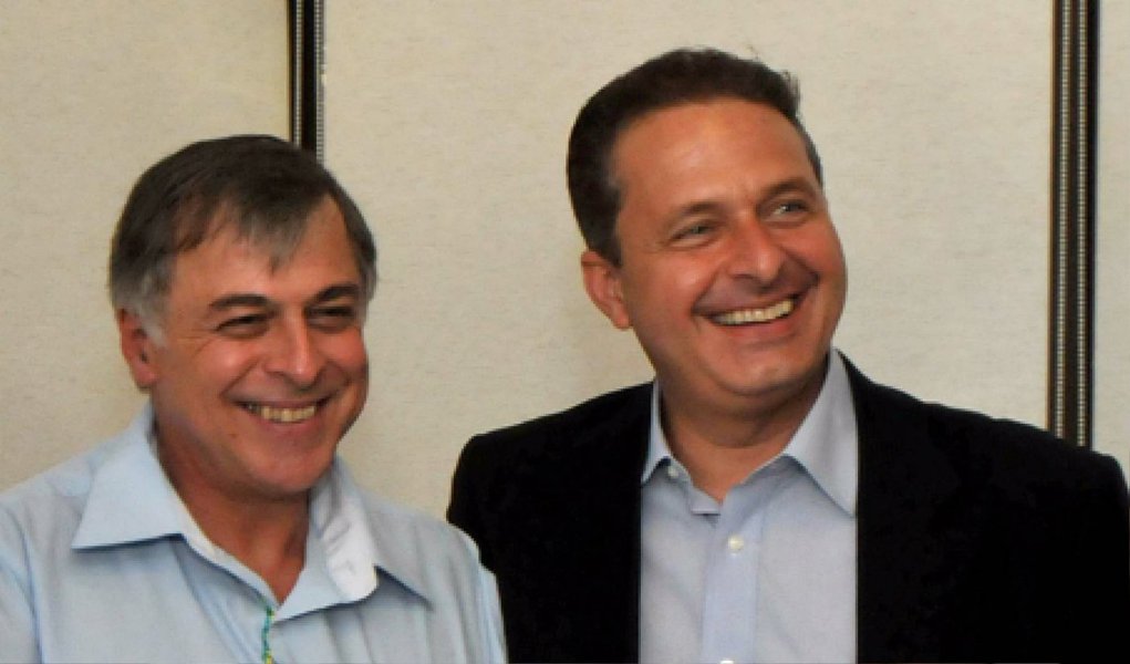 Documentos obtidos pelo jornal O Globo revelam que Eduardo Campos, já falecido, e Paulo Roberto Costa, que era diretor da Petrobras, assinaram um termo de aditamento de tarifas da Petrobras ao Porto de Suape por conta do futuro uso do porto no transporte de produtos da refinaria Abreu e Lima; Costa concedeu vantagens financeiras, dilatou prazos e suprimiu compromissos assumidos por Pernambuco no acordo, que foi fechado diretamente com o então governador de Pernambuco (Foto: Gisele Federicce) Documentos obtidos pelo jornal O Globo revelam que Eduardo Campos, já falecido, e Paulo Roberto Costa, que era diretor da Petrobras, assinaram um termo de aditamento de tarifas da Petrobras ao Porto de Suape por conta do futuro uso do porto no transporte de produtos da refinaria Abreu e Lima; Costa concedeu vantagens financeiras, dilatou prazos e suprimiu compromissos assumidos por Pernambuco no acordo, que foi fechado diretamente com o então governador de Pernambuco