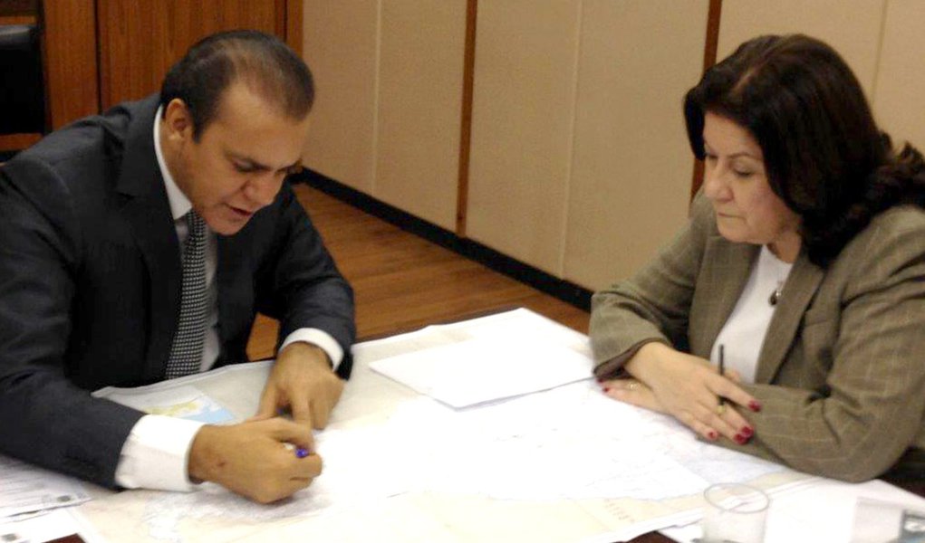 O valor total das obras apontadas pelo senador Ataídes Oliveira (Pros) à ministra Miriam Belchior para serem incluídas no PAC 3 deve ultrapassar os R$ 3 bilhões; entre elas estão a duplicação de diversos trechos da BR-153, entre Aliança do Tocantins, Paraíso do Tocantins até Palmas e a conclusão da pavimentação do trecho da BR 010 na divisa com o Maranhão (R$ 500 milhões), em Aparecida do Rio Negro; "Somos um dos maiores produtores de grãos do Brasil e mal temos condições de fluir nossa produção por falta de estradas, rodovias duplicadas e pontes", disse Ataídes (Foto: Aquiles Lins) O valor total das obras apontadas pelo senador Ataídes Oliveira (Pros) à ministra Miriam Belchior para serem incluídas no PAC 3 deve ultrapassar os R$ 3 bilhões; entre elas estão a duplicação de diversos trechos da BR-153, entre Aliança do Tocantins, Paraíso do Tocantins até Palmas e a conclusão da pavimentação do trecho da BR 010 na divisa com o Maranhão (R$ 500 milhões), em Aparecida do Rio Negro; "Somos um dos maiores produtores de grãos do Brasil e mal temos condições de fluir nossa produção por falta de estradas, rodovias duplicadas e pontes", disse Ataídes