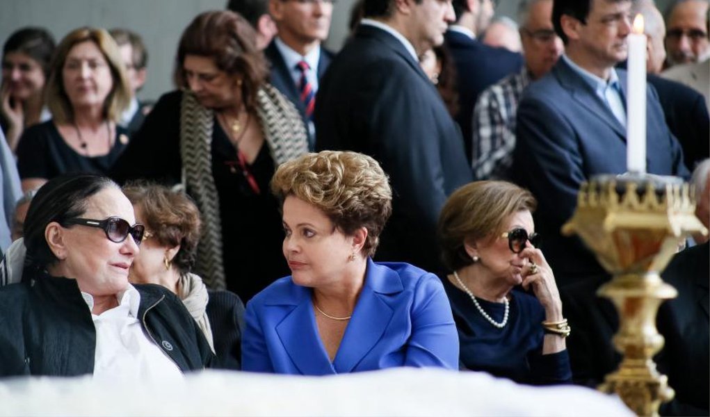 Presidente compareceu nesta tarde ao velório do advogado e ex-ministro da Justiça Márcio Thomaz Bastos, falecido hoje de manhã; Dilma não falou com jornalistas e permaneceu por cerca de uma hora junto com os parentes dele na Assembleia Legislativa de São Paulo, onde o corpo é velado; "O Brasil perdeu um grande homem", disse o ministro da Justiça, José Eduardo Cardozo, em nome do governo (Foto: Aline Lima) Presidente compareceu nesta tarde ao velório do advogado e ex-ministro da Justiça Márcio Thomaz Bastos, falecido hoje de manhã; Dilma não falou com jornalistas e permaneceu por cerca de uma hora junto com os parentes dele na Assembleia Legislativa de São Paulo, onde o corpo é velado; "O Brasil perdeu um grande homem", disse o ministro da Justiça, José Eduardo Cardozo, em nome do governo