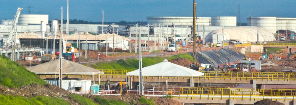 A Petrobras realizou a primeira venda de diesel da Refinaria Abreu e Lima, para a Petrobras Distribuidora; foram vendidos 1,6 mil metros cúbicos do volume disponibilizado para o mercado local, que é de 13 mil metros cúbicos; o diesel comercializado é o S-500, com teor de enxofre de 500 partes por milhão; orçado em US$ 18 bilhões, o empreendimento localizado no Grande Recife entrou em operação no mês passado e, quando estiver totalmente concluído, no primeiro semestre de 2015, produzirá 230 mil barris de petróleo por dia (Foto: Leonardo Lucena) A Petrobras realizou a primeira venda de diesel da Refinaria Abreu e Lima, para a Petrobras Distribuidora; foram vendidos 1,6 mil metros cúbicos do volume disponibilizado para o mercado local, que é de 13 mil metros cúbicos; o diesel comercializado é o S-500, com teor de enxofre de 500 partes por milhão; orçado em US$ 18 bilhões, o empreendimento localizado no Grande Recife entrou em operação no mês passado e, quando estiver totalmente concluído, no primeiro semestre de 2015, produzirá 230 mil barris de petróleo por dia