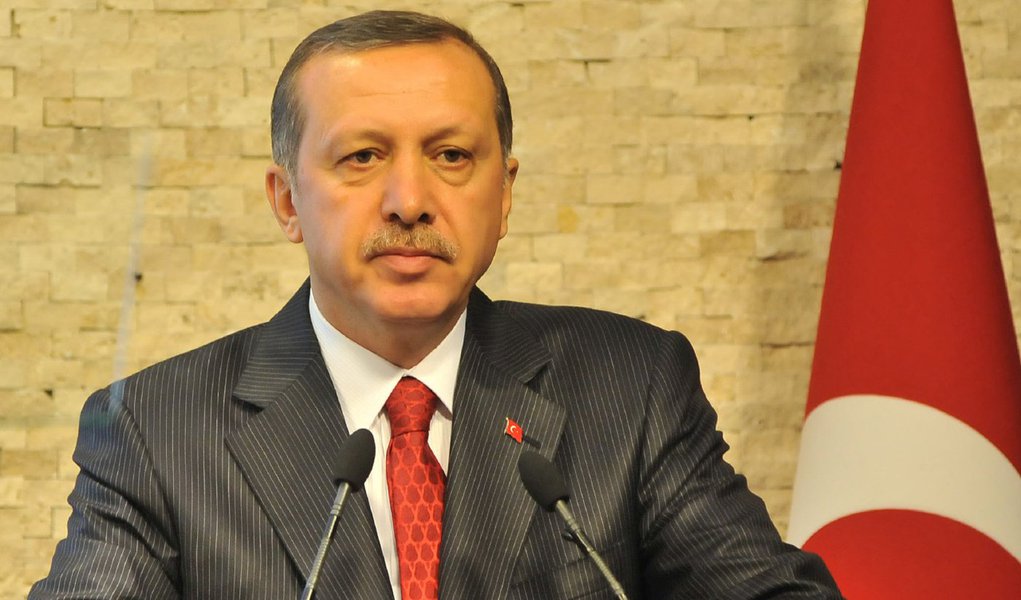 A Turquia está se encaminhando rapidamente para uma nova eleição e somente uma solução envolvendo a "vontade do povo" pode quebrar o impasse político depois de o partido governista AK não ter conseguido formar um novo governo, segundo o presidente turco, Tayyip Erdogan; "Devido ao fracasso para formar um governo, nós temos que buscar uma solução com a vontade do povo", disse Erdogan (Foto: Paulo Emílio) A Turquia está se encaminhando rapidamente para uma nova eleição e somente uma solução envolvendo a "vontade do povo" pode quebrar o impasse político depois de o partido governista AK não ter conseguido formar um novo governo, segundo o presidente turco, Tayyip Erdogan; "Devido ao fracasso para formar um governo, nós temos que buscar uma solução com a vontade do povo", disse Erdogan