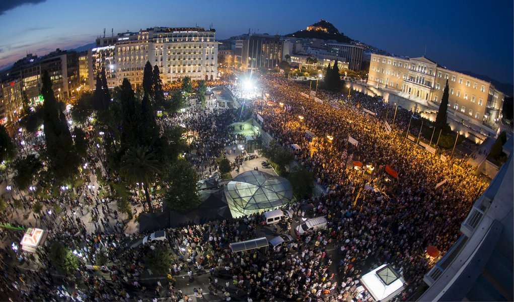 Milhares de pessoas se reúniram na Praça Syntagma, no centro de Atenas, na chuva, para manifestar apoio à permanência da Grécia na zona do euro; marcha, organizada por partidos de oposição e entidades de comércio e indústria, acontece menos de cinco dias antes do referendo que decidirá se a Grécia aceita as condições impostas pelos credores para um acordo sobre a dívida grega (Foto: Paulo Emílio) Milhares de pessoas se reúniram na Praça Syntagma, no centro de Atenas, na chuva, para manifestar apoio à permanência da Grécia na zona do euro; marcha, organizada por partidos de oposição e entidades de comércio e indústria, acontece menos de cinco dias antes do referendo que decidirá se a Grécia aceita as condições impostas pelos credores para um acordo sobre a dívida grega