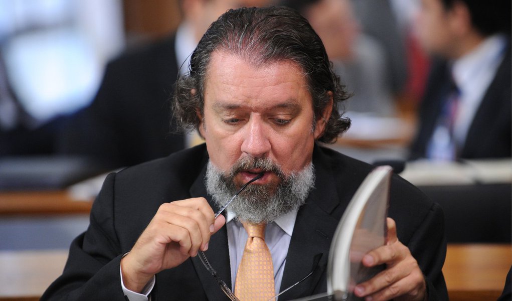 O advogado criminalista Antonio Carlos de Almeida Castro, o Kakay, confirmou ter se encontrado em Paris com Fernando Soares, conhecido como "Fernando Baiano", e apontado pela Justiça do Paraná como o operador do PMDB em negócios da Petrobras; segundo Kakay, o encontro aconteceu a pedido do próprio Fernando há trinta dias; na conversa, Baiano se dizia muito tranquilo (Foto: Valter Lima) O advogado criminalista Antonio Carlos de Almeida Castro, o Kakay, confirmou ter se encontrado em Paris com Fernando Soares, conhecido como "Fernando Baiano", e apontado pela Justiça do Paraná como o operador do PMDB em negócios da Petrobras; segundo Kakay, o encontro aconteceu a pedido do próprio Fernando há trinta dias; na conversa, Baiano se dizia muito tranquilo