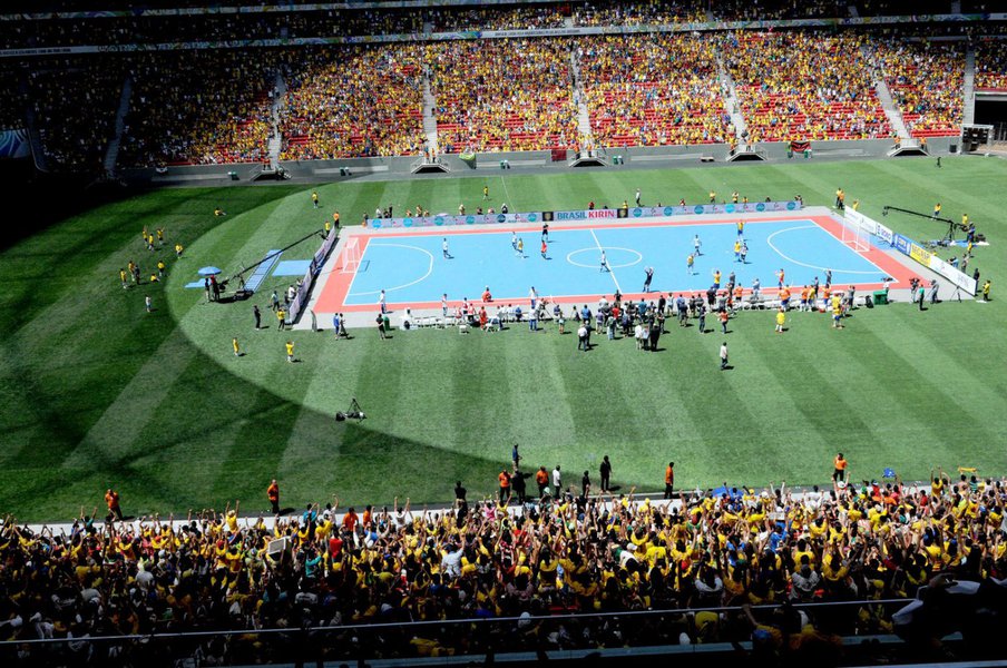Primeiro jogo de futsal realizado em um estádio de futebol quebrou o recorde mundial de público e terminou com vitória por 4 x 1 sobre a Argentina; com 55 mil expectadores, evento entrou para o Guinness Book (Foto: Leonardo Araújo) Primeiro jogo de futsal realizado em um estádio de futebol quebrou o recorde mundial de público e terminou com vitória por 4 x 1 sobre a Argentina; com 55 mil expectadores, evento entrou para o Guinness Book