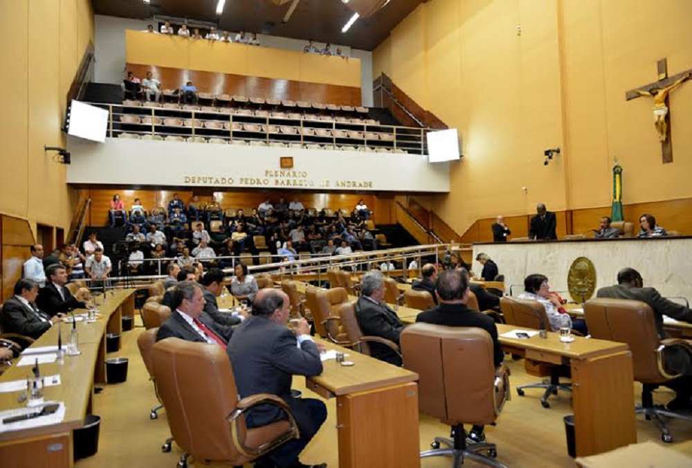 Na próxima segunda-feira, à tarde, no plenário da Assembleia Legislativa, será realizado um debate com a participação do secretário de Estado da Fazenda, Jefferson Passos, e um representante do Sindicato do Fisco de Sergipe (Sindifisco) sobre os projetos de reforma administrativa do governo do Estado; os deputados estaduais aprovaram por unanimidade o requerimento nº 1.528, de autoria de Gilmar Carvalho (SDD), que propôs a realização dessa audiência, para tratar da situação econômica do Estado; segundo o autor, o objetivo desse debate é, além de esclarecer os deputados sobre o teor dos projetos com a explanação deles, "encontrar uma solução para acabar com a crise que o Estado está passando" (Foto: Valter Lima) Na próxima segunda-feira, à tarde, no plenário da Assembleia Legislativa, será realizado um debate com a participação do secretário de Estado da Fazenda, Jefferson Passos, e um representante do Sindicato do Fisco de Sergipe (Sindifisco) sobre os projetos de reforma administrativa do governo do Estado; os deputados estaduais aprovaram por unanimidade o requerimento nº 1.528, de autoria de Gilmar Carvalho (SDD), que propôs a realização dessa audiência, para tratar da situação econômica do Estado; segundo o autor, o objetivo desse debate é, além de esclarecer os deputados sobre o teor dos projetos com a explanação deles, "encontrar uma solução para acabar com a crise que o Estado está passando"