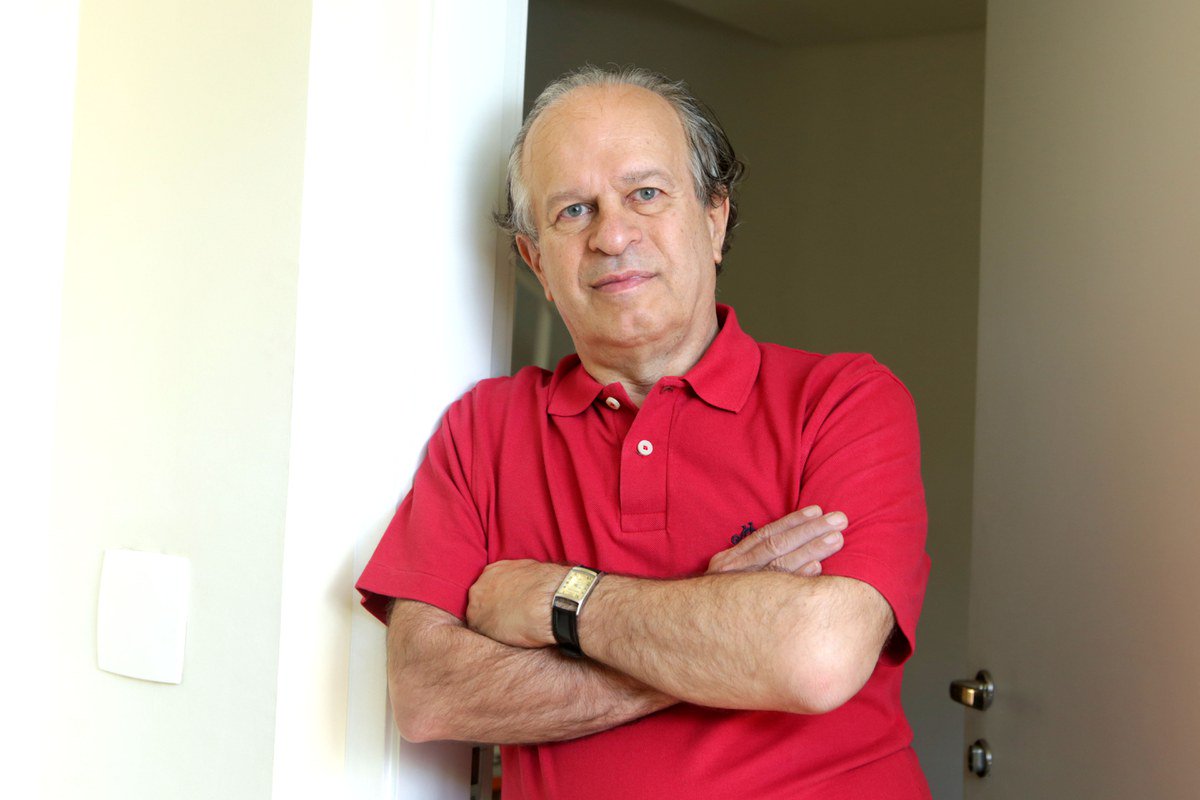 Respeitado pelo academia, o filósofo Renato Janine Ribeiro, que é mestre pela Sorbonne e professor-doutor da USP, tem discutido temas como a "nova política", a crise de representatividade e o teatro do poder, sob a influência dos meios de comunicação; na educação, ele defende currículos mais abertos, que permitam o desenvolvimento da criatividade; recebido de forma positiva, o novo ministro da Educação poderá, ainda, cumprir um papel importante: reaproximar o governo da presidente Dilma Rousseff dos intelectuais, no momento em que o PT se tornou alvo de uma escalada de ódio político (Foto: Leonardo Attuch) www.brasil247.com - Respeitado pelo academia, o filósofo Renato Janine Ribeiro, que é mestre pela Sorbonne e professor-doutor da USP, tem discutido temas como a "nova política", a crise de representatividade e o teatro do poder, sob a influência dos meios de comunicação; na educação, ele defende currículos mais abertos, que permitam o desenvolvimento da criatividade; recebido de forma positiva, o novo ministro da Educação poderá, ainda, cumprir um papel importante: reaproximar o governo da presidente Dilma Rousseff dos intelectuais, no momento em que o PT se tornou alvo de uma escalada de ódio político