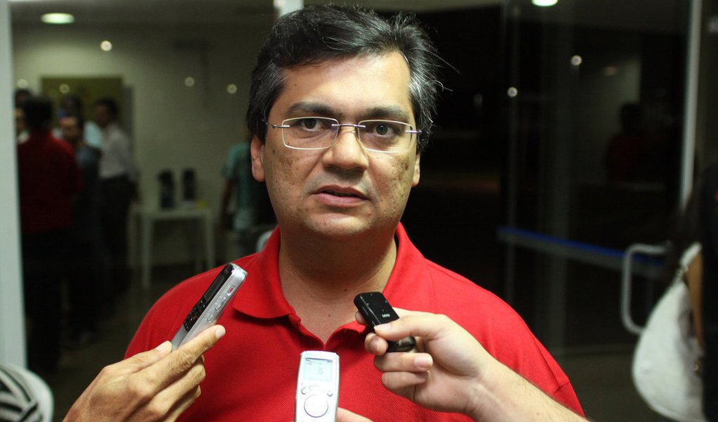 Governador do Maranhão, Flávio Dino (PC do B) bateu duro no PMDB, principal aliado do governo Dilma Rousseff (PT), mas que vem acirrando a crise política no atual mandato da presidente; segundo o chefe do Executivo local, a "peemedebização da política é algo a ser combatido, embora claro que o PMDB caiba na aliança"; "O que estou dizendo é que o PMDB existir e ser aliado é normal. Agora ele se tornar uma força hegemônica é realmente desastroso porque o PMDB não se notabiliza por ter um programa claro", afirmou (Foto: Leonardo Lucena) Governador do Maranhão, Flávio Dino (PC do B) bateu duro no PMDB, principal aliado do governo Dilma Rousseff (PT), mas que vem acirrando a crise política no atual mandato da presidente; segundo o chefe do Executivo local, a "peemedebização da política é algo a ser combatido, embora claro que o PMDB caiba na aliança"; "O que estou dizendo é que o PMDB existir e ser aliado é normal. Agora ele se tornar uma força hegemônica é realmente desastroso porque o PMDB não se notabiliza por ter um programa claro", afirmou