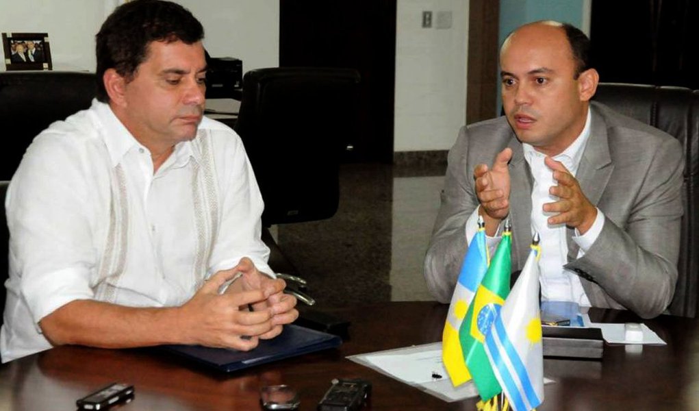 Na primeira audiência com o Prefeito de Palmas depois de assumir interinamente o governo, o governador Sandoval Cardoso (SD) informou ao prefeito sobre a assinatura de ordem de serviço para início das obras da alça viária que interligará a avenida NS-15 à TO-050, contornando Palmas, e a extensão da avenida Teotônio Segurado até a Agrotins; ao final da audiência, o prefeito Carlos Amastha defendeu para jornalistas a permanência de Sandoval Cardoso no governo do Estado com as eleições indiretas de 4 de maio; "Se meu grupo político não indicar nenhum candidato, e eu defendo que não indique, não vejo problema nenhum em apoiar a candidatura do governador Sandoval Cardoso", afirmou Amastha (Foto: Aquiles Lins) Na primeira audiência com o Prefeito de Palmas depois de assumir interinamente o governo, o governador Sandoval Cardoso (SD) informou ao prefeito sobre a assinatura de ordem de serviço para início das obras da alça viária que interligará a avenida NS-15 à TO-050, contornando Palmas, e a extensão da avenida Teotônio Segurado até a Agrotins; ao final da audiência, o prefeito Carlos Amastha defendeu para jornalistas a permanência de Sandoval Cardoso no governo do Estado com as eleições indiretas de 4 de maio; "Se meu grupo político não indicar nenhum candidato, e eu defendo que não indique, não vejo problema nenhum em apoiar a candidatura do governador Sandoval Cardoso", afirmou Amastha
