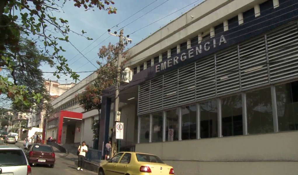 Um homem morreu após ter sido atingido por uma bala perdida no bairro da Penha, Zona Norte do Rio; Fernando Souza da Paula tinha 50 anos, e levou um tiro no momento em que aguardava um ônibus; segundo informações da polícia, a vítima foi atingida após uma discussão que acontecia em um supermercado em frente ao ponto; o tiro que atingiu Fernando teria sido disparado pela arma de um dos seguranças do supermercado, após briga com um grupo de adolescentes (Foto: Leonardo Lucena) Um homem morreu após ter sido atingido por uma bala perdida no bairro da Penha, Zona Norte do Rio; Fernando Souza da Paula tinha 50 anos, e levou um tiro no momento em que aguardava um ônibus; segundo informações da polícia, a vítima foi atingida após uma discussão que acontecia em um supermercado em frente ao ponto; o tiro que atingiu Fernando teria sido disparado pela arma de um dos seguranças do supermercado, após briga com um grupo de adolescentes