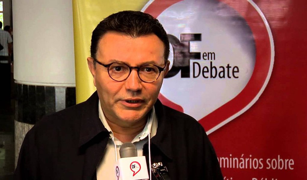 Os presidentes dos diretórios estaduais do PSB aprovaram, nesta terça-feira (12), durante uma reunião realizada em Brasília, a fusão da legenda com o PPS; as únicas posições contrárias ao projeto saíram dos diretórios estaduais de Pernambuco e do Maranhão, que defendem que o PPS seja incorporado e não fundido ao Partido Socialista Brasileiro; "É muito importante consultar e ouvir. Além da Executiva, já consultamos as bancadas socialistas na Câmara e no Senado. Esta reunião é da maior importância em relação ao processo de fusão", disse o presidente nacional do PSB, Carlos Siqueira (Foto: Paulo Emílio) Os presidentes dos diretórios estaduais do PSB aprovaram, nesta terça-feira (12), durante uma reunião realizada em Brasília, a fusão da legenda com o PPS; as únicas posições contrárias ao projeto saíram dos diretórios estaduais de Pernambuco e do Maranhão, que defendem que o PPS seja incorporado e não fundido ao Partido Socialista Brasileiro; "É muito importante consultar e ouvir. Além da Executiva, já consultamos as bancadas socialistas na Câmara e no Senado. Esta reunião é da maior importância em relação ao processo de fusão", disse o presidente nacional do PSB, Carlos Siqueira