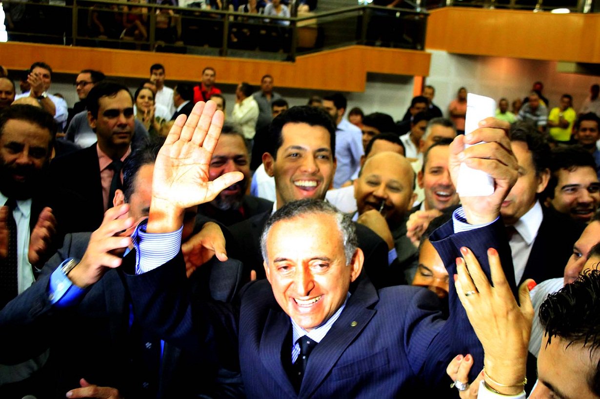 Bola da vez após ser eleito presidente da Câmara Municipal, o vereador Anselmo Pereira (PSDB) avisa que vai fazer oposição ferrenha ao prefeito Paulo Garcia (PT), mas não deixa de criticar o petista; "Goiânia está precisando imediatamente de uma gestão agressiva nos pontos principais que afligem a população. Mobilidade, tráfego... uma cidade de 81 anos está ficando tão velha quanto qualquer outra. Precisamos recuperar, requalificar o centro de Goiânia. São pontos que precisam rapidamente atender a demanda. A saúde básica está ruim.Como não conseguem ter médicos em CAIS de alta rotatividade como o Novo Mundo?" (Foto: José Barbacena) Bola da vez após ser eleito presidente da Câmara Municipal, o vereador Anselmo Pereira (PSDB) avisa que vai fazer oposição ferrenha ao prefeito Paulo Garcia (PT), mas não deixa de criticar o petista; "Goiânia está precisando imediatamente de uma gestão agressiva nos pontos principais que afligem a população. Mobilidade, tráfego... uma cidade de 81 anos está ficando tão velha quanto qualquer outra. Precisamos recuperar, requalificar o centro de Goiânia. São pontos que precisam rapidamente atender a demanda. A saúde básica está ruim.Como não conseguem ter médicos em CAIS de alta rotatividade como o Novo Mundo?"