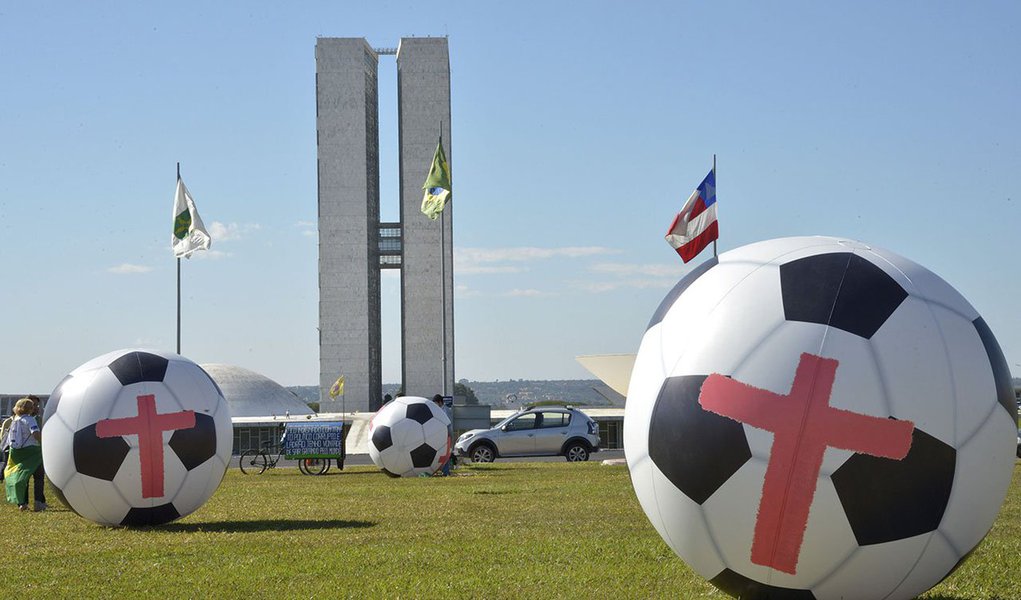 Manifestantes querem que o governo peça perdão aos brasileiros por ter investido dinheiro público no evento; entre outras reivindicações, pedem um minuto de silêncio na abertura da Copa em memória dos operários que morreram na construção dos estádios. Até as 18h de hoje, manifestantes permanecem na Esplanada (Foto: Leonardo Araújo) Manifestantes querem que o governo peça perdão aos brasileiros por ter investido dinheiro público no evento; entre outras reivindicações, pedem um minuto de silêncio na abertura da Copa em memória dos operários que morreram na construção dos estádios. Até as 18h de hoje, manifestantes permanecem na Esplanada