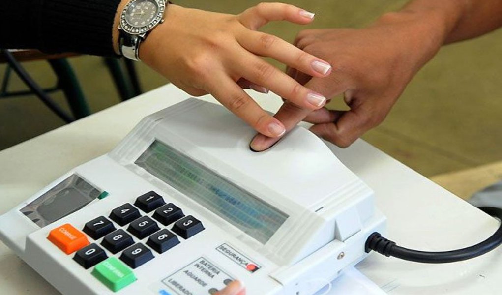 mais de 370 mil eleitores distribuídos em 20 municípios do Tocantins irão utilizar o sistema biométrico para votar. A estatística faz parte do fechamento da terceira etapa do recadastramento biométrico no país; quem não se recadastrou terá o título cancelado e estará sujeito a certas restrições, tais como ficar impedido de tirar passaporte, não conseguir obter financiamento em instituição de crédito pública e não poder tomar posse em cargo público; para regularizar a situação e conseguir votar no pleito de 2014, o eleitor deve procurar o cartório eleitoral mais próximo de sua residência até o próximo dia 7 de maio (Foto: Aquiles Lins) mais de 370 mil eleitores distribuídos em 20 municípios do Tocantins irão utilizar o sistema biométrico para votar. A estatística faz parte do fechamento da terceira etapa do recadastramento biométrico no país; quem não se recadastrou terá o título cancelado e estará sujeito a certas restrições, tais como ficar impedido de tirar passaporte, não conseguir obter financiamento em instituição de crédito pública e não poder tomar posse em cargo público; para regularizar a situação e conseguir votar no pleito de 2014, o eleitor deve procurar o cartório eleitoral mais próximo de sua residência até o próximo dia 7 de maio