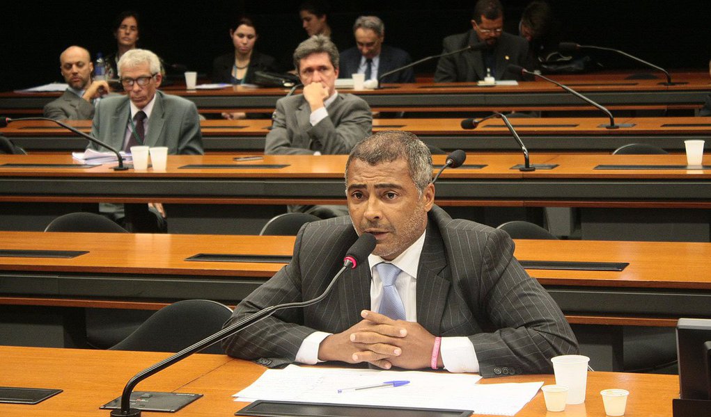 Deputado federal Romário (PSB-RJ) colocou em xeque a idoneidade das autoridades à frente da organização da Copa no Brasil: "A Fifa têm dois ladrões conhecidos pelos brasileiros, porque lá são muito mais de dois, tanto na CBF quanto na Fifa, que é o Blatter e o Jérôme Valcke. Os caras vão ficar bilionários com a Copa do Mundo e está tudo certo” (Foto: Felipe L. Goncalves) Deputado federal Romário (PSB-RJ) colocou em xeque a idoneidade das autoridades à frente da organização da Copa no Brasil: "A Fifa têm dois ladrões conhecidos pelos brasileiros, porque lá são muito mais de dois, tanto na CBF quanto na Fifa, que é o Blatter e o Jérôme Valcke. Os caras vão ficar bilionários com a Copa do Mundo e está tudo certo”