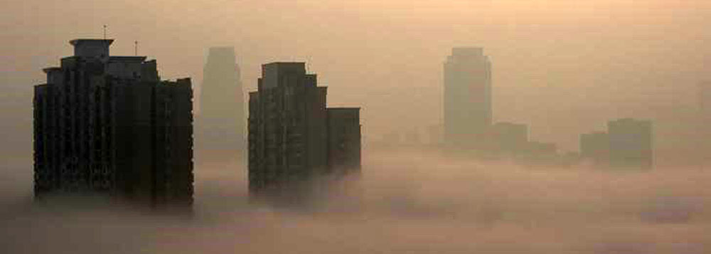 Prédios residenciais em Wuhan, na provÃncia de Hubei, cercados pela poluição. 16/02/2015 REUTERS/Stringer (Foto: Gisele Federicce) Prédios residenciais em Wuhan, na provÃncia de Hubei, cercados pela poluição. 16/02/2015 REUTERS/Stringer