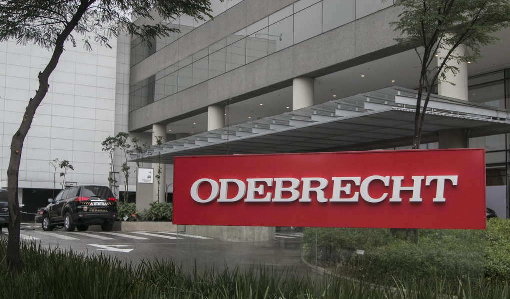 O Ministério Público Federal (MPF) acusa a Odebrecht de utilizar contas bancárias sediadas em paraísos fiscais no exterior para pagar cerca de 4,8 milhões de dólares em propinas distribuídas a três ex-diretores da Petrobras entre 2007 e 2010; teriam sido beneficiados pelos pagamentos o ex-diretor de Serviços da estatal, Renato Duque, o ex-diretor de Abastecimento, Paulo Roberto Costa, e o ex-gerente Pedro Barusco; o dinheiro seria levado para três empresas estabelecidas em Antigua e Barbuda, no Caribe, e que seriam utilizadas pela Odebrecht para fazer pagamentos ilícitos (Foto: Valter Lima) O Ministério Público Federal (MPF) acusa a Odebrecht de utilizar contas bancárias sediadas em paraísos fiscais no exterior para pagar cerca de 4,8 milhões de dólares em propinas distribuídas a três ex-diretores da Petrobras entre 2007 e 2010; teriam sido beneficiados pelos pagamentos o ex-diretor de Serviços da estatal, Renato Duque, o ex-diretor de Abastecimento, Paulo Roberto Costa, e o ex-gerente Pedro Barusco; o dinheiro seria levado para três empresas estabelecidas em Antigua e Barbuda, no Caribe, e que seriam utilizadas pela Odebrecht para fazer pagamentos ilícitos