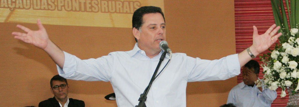 Na soma dos indicadores ótimo e bom, governador de Goiás obtém 29%, contra 21% apurados da rodada anterior, de julho; 40% consideram o tucano regular, 14% acham ruim e outros 14% avaliam como péssimo; no quesito maneira de administrar, o governador obteve o mesmo índice da presidente Dilma Rousseff, 48%; já no que se refere à confiança, Perillo aparece com 44%, índice superior ao de Dilma, que goza da confiança de 43% dos goianos (Foto: Realle Palazzo-Martini) Na soma dos indicadores ótimo e bom, governador de Goiás obtém 29%, contra 21% apurados da rodada anterior, de julho; 40% consideram o tucano regular, 14% acham ruim e outros 14% avaliam como péssimo; no quesito maneira de administrar, o governador obteve o mesmo índice da presidente Dilma Rousseff, 48%; já no que se refere à confiança, Perillo aparece com 44%, índice superior ao de Dilma, que goza da confiança de 43% dos goianos