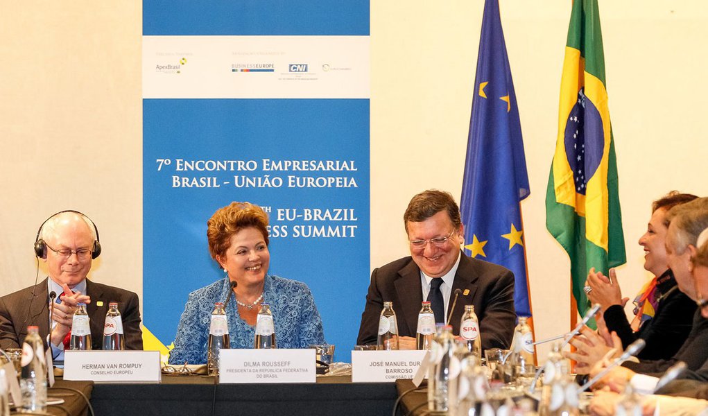 “Estamos comprometidos desde o início do governo em avançar num novo ciclo de investimentos. Para nós, isso significa fundamentalmente investimentos em infraestrutura, educação e inovação. E, no caso do Brasil, especificamente, significa um grande esforço em superar a burocracia”, disse Dilma aos empresários europeus, durante a abertura do 7º Encontro Empresarial Brasil-União Europeia, em Bruxelas, na Bélgica (Foto: Leonardo Attuch) “Estamos comprometidos desde o início do governo em avançar num novo ciclo de investimentos. Para nós, isso significa fundamentalmente investimentos em infraestrutura, educação e inovação. E, no caso do Brasil, especificamente, significa um grande esforço em superar a burocracia”, disse Dilma aos empresários europeus, durante a abertura do 7º Encontro Empresarial Brasil-União Europeia, em Bruxelas, na Bélgica