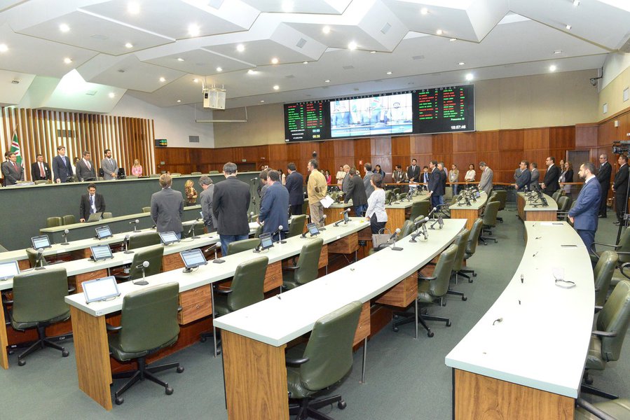 Na justifica do projeto, o governador Marconi Perillo (PSDB) salienta que a alienação dos 49% das ações da companhia energética em poder do Estado visa preservar os interesses dos goianos; previsão de venda das ações, conforme a Governadoria, está contida na Cláusula 15ª da Promessa de Compra e Venda das Ações da Celg-D; o contrato de compra e venda foi assinada com a Eletrobras com interveniência do Estado e da Celg D, em 26 de agosto de 2014; a matéria que prevê a alienação da Celg foi aprovada com os votos contrários dos deputados peemedebistas Adib Elias, Bruno Peixoto e José Nelto; dos petistas Delegada Adriana Accorsi, Luis Cesar Bueno, Humberto Aidar e Renato de Castro; e Isaura Lemos (PCdoB) (Foto: Realle Palazzo-Martini) Na justifica do projeto, o governador Marconi Perillo (PSDB) salienta que a alienação dos 49% das ações da companhia energética em poder do Estado visa preservar os interesses dos goianos; previsão de venda das ações, conforme a Governadoria, está contida na Cláusula 15ª da Promessa de Compra e Venda das Ações da Celg-D; o contrato de compra e venda foi assinada com a Eletrobras com interveniência do Estado e da Celg D, em 26 de agosto de 2014; a matéria que prevê a alienação da Celg foi aprovada com os votos contrários dos deputados peemedebistas Adib Elias, Bruno Peixoto e José Nelto; dos petistas Delegada Adriana Accorsi, Luis Cesar Bueno, Humberto Aidar e Renato de Castro; e Isaura Lemos (PCdoB)