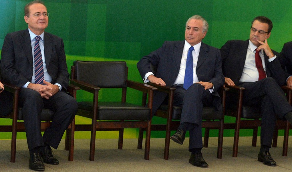 Ofuscada pela rejeição ao governador do Rio, Sérgio Cabral, inserção do partido que foi ao ar em rede nacional às 20h30 desta quinta-feira preferiu usar atores para falar sobre a democracia e manifestações de rua no Brasil. Só aos 6min24s ficou claro ao telespectador a qual partido se referia o filme, com a entrada de dirigentes como o presidente do Senado, Renan Calheiros, o presidente da Câmara, Henrique Eduardo Alves e o vice-presidente da República, Michel Temer, fazendo uma saudação ao papa Francisco (Foto: Roberta Namour) Ofuscada pela rejeição ao governador do Rio, Sérgio Cabral, inserção do partido que foi ao ar em rede nacional às 20h30 desta quinta-feira preferiu usar atores para falar sobre a democracia e manifestações de rua no Brasil. Só aos 6min24s ficou claro ao telespectador a qual partido se referia o filme, com a entrada de dirigentes como o presidente do Senado, Renan Calheiros, o presidente da Câmara, Henrique Eduardo Alves e o vice-presidente da República, Michel Temer, fazendo uma saudação ao papa Francisco