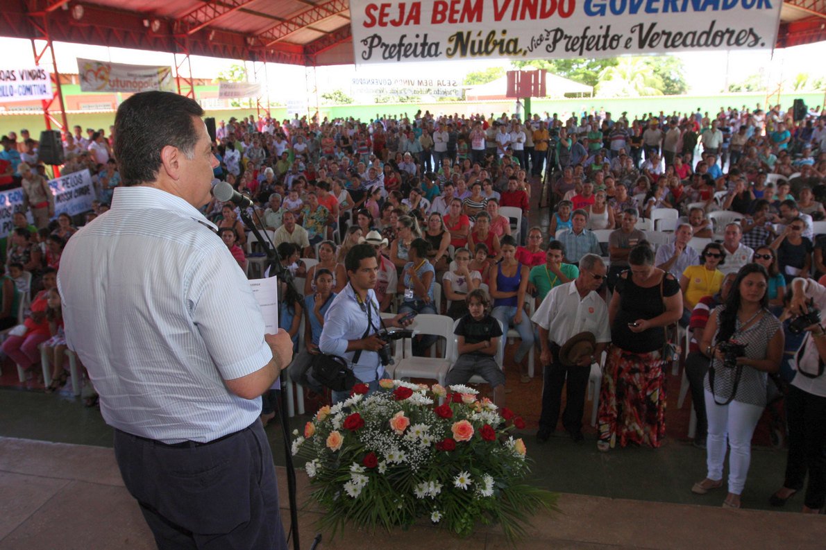 No último dia de giro pela região, governador inaugurou simbolicamente reconstruções da GO-241 (trecho Mutunópolis/BR-153) e da GO-239 (trecho Mara Rosa/BR-153), reforma de dois colégios, concedeu cheques moradia e firmou convênios para pavimentação de vias urbanas, construção de duas praças, aquisição de caminhão compactador e reforma de hospital; governo garantiu conclusão para este ano da pavimentação da GO-347, com 30 km de extensão, ligando Mara Rosa a Alto Horizonte, cujas obras estão em andamento (Foto: Realle Palazzo-Martini) No último dia de giro pela região, governador inaugurou simbolicamente reconstruções da GO-241 (trecho Mutunópolis/BR-153) e da GO-239 (trecho Mara Rosa/BR-153), reforma de dois colégios, concedeu cheques moradia e firmou convênios para pavimentação de vias urbanas, construção de duas praças, aquisição de caminhão compactador e reforma de hospital; governo garantiu conclusão para este ano da pavimentação da GO-347, com 30 km de extensão, ligando Mara Rosa a Alto Horizonte, cujas obras estão em andamento