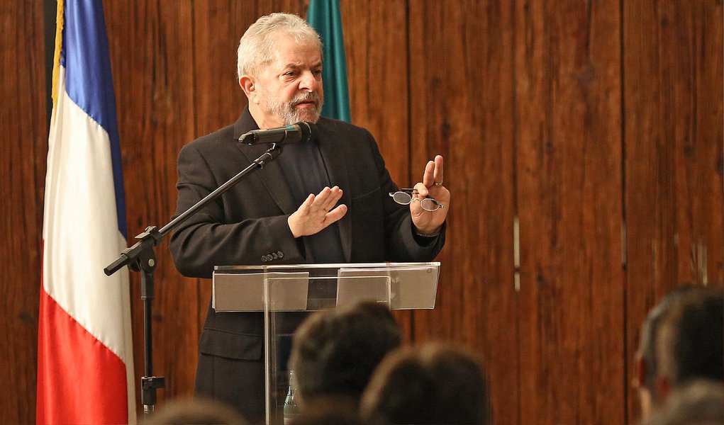 "O ex-presidente já instruiu seus advogados para que ingressem nos autos e requeiram expressamente o não conhecimento do Habeas Corpus", diz trecho da nota divulgada pelo Instituto Lula sobre um habeas corpus impetrado na Justiça Federal que pede para que o ex-presidente Lula não seja preso pela Operação Lava Jato caso o juiz Sérgio Moro assim decida; documento é de autoria de Maurício Ramos Thomaz, que já fez isso outras vezes, como em favor do ex-diretor da Petrobras Nestor Cerveró; notícia foi publicada pelo senador Ronaldo Caiado (DEM-GO) nas redes sociais; "Estranhamos que a notícia tenha partido do Twitter e Facebook do senador Ronaldo Caiado", diz ainda o instituto (Foto: Gisele Federicce) "O ex-presidente já instruiu seus advogados para que ingressem nos autos e requeiram expressamente o não conhecimento do Habeas Corpus", diz trecho da nota divulgada pelo Instituto Lula sobre um habeas corpus impetrado na Justiça Federal que pede para que o ex-presidente Lula não seja preso pela Operação Lava Jato caso o juiz Sérgio Moro assim decida; documento é de autoria de Maurício Ramos Thomaz, que já fez isso outras vezes, como em favor do ex-diretor da Petrobras Nestor Cerveró; notícia foi publicada pelo senador Ronaldo Caiado (DEM-GO) nas redes sociais; "Estranhamos que a notícia tenha partido do Twitter e Facebook do senador Ronaldo Caiado", diz ainda o instituto
