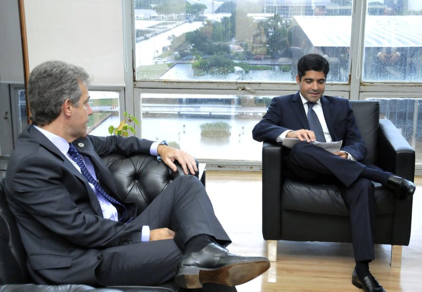 Prefeito ACM Neto se reuniu ontem (25) com o ministro da Saúde, Arthur Chioro, em Brasília, para tratar de temas como aumento do teto orçamentário para a área de oncologia, qualificação e equipamentos das unidades de pronto-atendimento (UPAs) e do projeto do Hospital Municipal de Salvador; segundo ele, o ministro "demonstrou interesse em atender os pleitos do município"; ACM mostrou que Salvador "evoluiu bastante na área da saúde"; "Quando assumi a gestão, a cidade só tinha uma UPA. Hoje já são quatro. Isso demanda mais investimentos para que possamos ampliar o atendimento" (Foto: Romulo Faro) Prefeito ACM Neto se reuniu ontem (25) com o ministro da Saúde, Arthur Chioro, em Brasília, para tratar de temas como aumento do teto orçamentário para a área de oncologia, qualificação e equipamentos das unidades de pronto-atendimento (UPAs) e do projeto do Hospital Municipal de Salvador; segundo ele, o ministro "demonstrou interesse em atender os pleitos do município"; ACM mostrou que Salvador "evoluiu bastante na área da saúde"; "Quando assumi a gestão, a cidade só tinha uma UPA. Hoje já são quatro. Isso demanda mais investimentos para que possamos ampliar o atendimento"