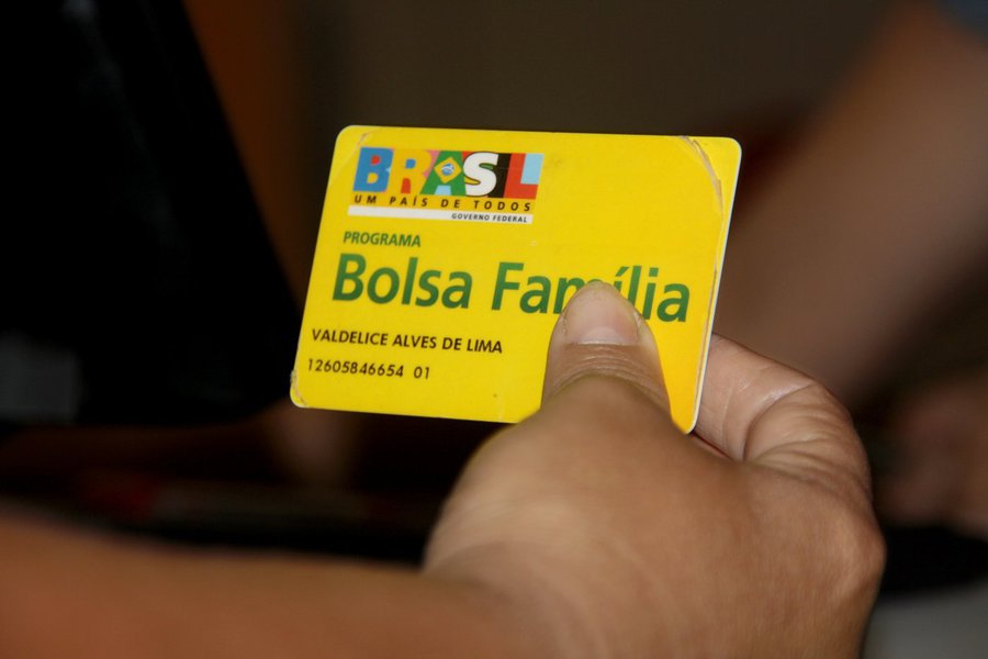 Ministério do Desenvolvimento Social produz reportagem com dados do programa Brasil Sem Miséria em Sergipe; material é contraponto à reportagem do jornal Cinform, que só apontou pontos negativos do programa Bolsa Família; ministra Tereza Campelo afirma que "a taxa de participação dos adultos beneficiários do Bolsa Família no mercado de trabalho está em linha com a média nacional"; informa também que em Sergipe, estão sendo ofertadas 18.309 vagas do Pronatec em 61 municípios; há ações voltadas para o empreendedorismo, com mais de 112 mil operações financeiras no Estado para o público do Bolsa Família; em Sergipe, foram identificadas 5,3 mil crianças no Bolsa Família em 247 creches de 48 municípios; confira todos os dados (Foto: Valter Lima) Ministério do Desenvolvimento Social produz reportagem com dados do programa Brasil Sem Miséria em Sergipe; material é contraponto à reportagem do jornal Cinform, que só apontou pontos negativos do programa Bolsa Família; ministra Tereza Campelo afirma que "a taxa de participação dos adultos beneficiários do Bolsa Família no mercado de trabalho está em linha com a média nacional"; informa também que em Sergipe, estão sendo ofertadas 18.309 vagas do Pronatec em 61 municípios; há ações voltadas para o empreendedorismo, com mais de 112 mil operações financeiras no Estado para o público do Bolsa Família; em Sergipe, foram identificadas 5,3 mil crianças no Bolsa Família em 247 creches de 48 municípios; confira todos os dados