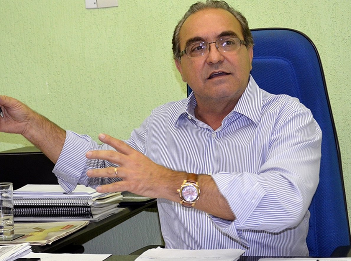 Prefeito de Trindade destaca recomposição financeira do município, conquistas e realizações em 2013; empresário viaja para a capital paulista, onde se submeterá a intervenção cirúrgica de prótese do fêmur da perna direita; recuperação vai durar 30 dias; Gleysson Cabriny (PSDB) permanecerá no posto pelo mesmo período (Foto: José Barbacena) Prefeito de Trindade destaca recomposição financeira do município, conquistas e realizações em 2013; empresário viaja para a capital paulista, onde se submeterá a intervenção cirúrgica de prótese do fêmur da perna direita; recuperação vai durar 30 dias; Gleysson Cabriny (PSDB) permanecerá no posto pelo mesmo período