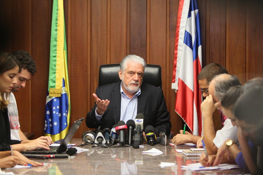 O governador Jaques Wagner disse que a greve da Polícia Militar tem viés político partidário sob liderança do ex-soldado Marco Prisco, que também liderou a greve de 2012 e se elegeu vereador de Salvador pelo PSDB no mesmo ano; na disputa de 2014, o tucano se candidatará a deputado estadual; "Esse é um ano eleitoral e óbvio que há uma contaminação, já que duas das lideranças são candidatas. A greve da PM é mais uma demanda política-eleitoral do que uma demanda da categoria, de fato"; o outro candidato a quem Wagner se referiu é o deputado estadual Capitão Tadeu, do PSB, que tentará se reeleger (Foto: Romulo Faro) O governador Jaques Wagner disse que a greve da Polícia Militar tem viés político partidário sob liderança do ex-soldado Marco Prisco, que também liderou a greve de 2012 e se elegeu vereador de Salvador pelo PSDB no mesmo ano; na disputa de 2014, o tucano se candidatará a deputado estadual; "Esse é um ano eleitoral e óbvio que há uma contaminação, já que duas das lideranças são candidatas. A greve da PM é mais uma demanda política-eleitoral do que uma demanda da categoria, de fato"; o outro candidato a quem Wagner se referiu é o deputado estadual Capitão Tadeu, do PSB, que tentará se reeleger