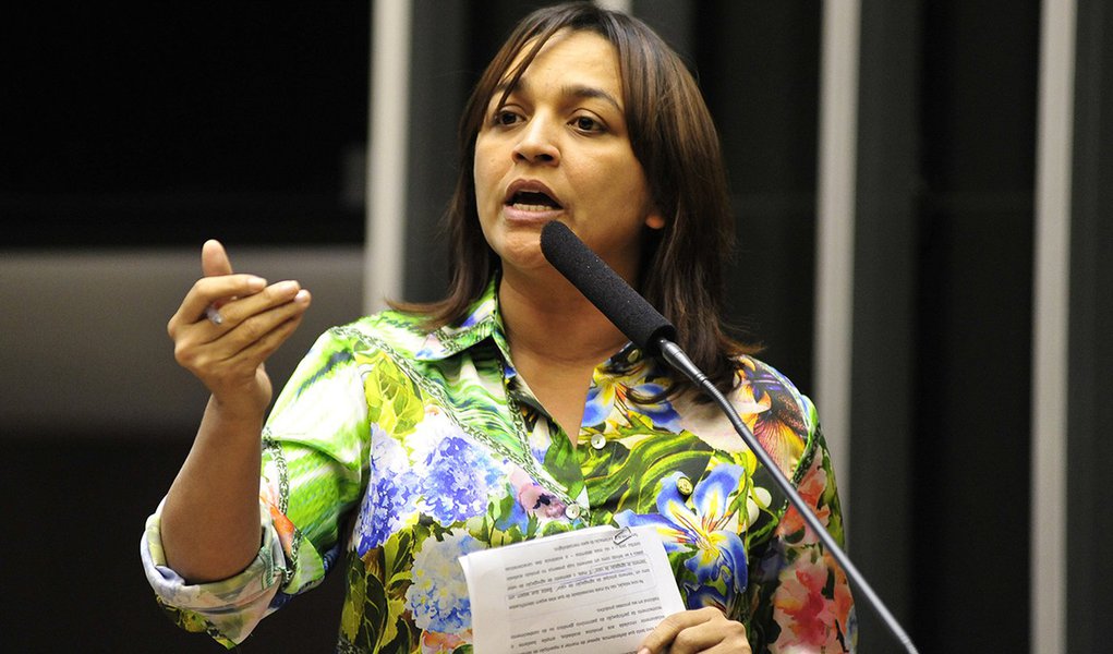 A deputada Eliziane Gama, pré-candidata a prefeita de São Luís, sem respaldo da classe política, resolveu tirar o time de campo e cancelar todas a agenda com líderes partidários até fevereiro de 2016; no período, segundo fontes ligadas ao PPS, vai avaliar a tendência de crescimento do prefeito Edivaldo Holanda antes de se lançar na aventura; conforme colheu o blog junto a fontes fidedignas, a deputada decidiu não mais se mobilizar, participar de eventos partidários ou conversar com líderes político até o início de fevereiro do ano que vem (Foto: Leonardo Lucena) A deputada Eliziane Gama, pré-candidata a prefeita de São Luís, sem respaldo da classe política, resolveu tirar o time de campo e cancelar todas a agenda com líderes partidários até fevereiro de 2016; no período, segundo fontes ligadas ao PPS, vai avaliar a tendência de crescimento do prefeito Edivaldo Holanda antes de se lançar na aventura; conforme colheu o blog junto a fontes fidedignas, a deputada decidiu não mais se mobilizar, participar de eventos partidários ou conversar com líderes político até o início de fevereiro do ano que vem