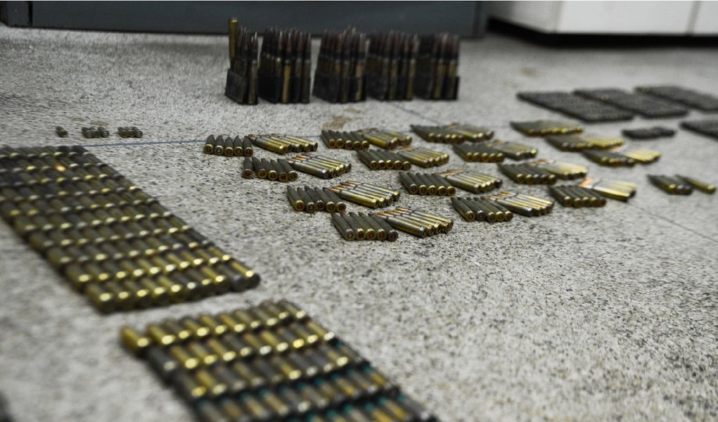 A Polícia Militar do Distrito Federal encontrou nesta segunda (10) cerca de mil projéteis de calibre grosso submersos em um braço do Lago Paranoá, área nobre de Brasília; o arsenal é composto por cinco tipos de munição, todas de uso restrito das Forças Armadas; pelas condições das seis caixas encontradas, o aspirante da PMDF Marcelo Martins, comandante da operação, informou que a munição foi escondida no local há menos de um mês (Foto: Valter Lima) A Polícia Militar do Distrito Federal encontrou nesta segunda (10) cerca de mil projéteis de calibre grosso submersos em um braço do Lago Paranoá, área nobre de Brasília; o arsenal é composto por cinco tipos de munição, todas de uso restrito das Forças Armadas; pelas condições das seis caixas encontradas, o aspirante da PMDF Marcelo Martins, comandante da operação, informou que a munição foi escondida no local há menos de um mês