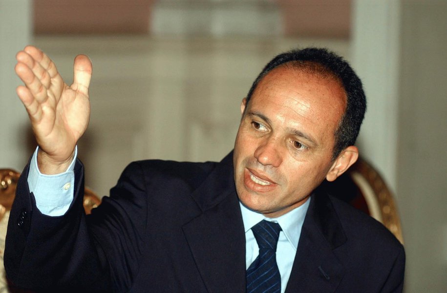 O candidato ao governo do Espírito Santo Paulo Hartung (PMDB) lidera as intenções de voto, com 44% do eleitorado, de acordo com pesquisa Ibope; ele seria eleito no primeiro turno, pois as somas dos votos obtidos pelos seus adversários não ultrapassa o percentual do peemedebista; na segunda posição está o atual governador do estado e candidato à reeleição pelo PSB, Renato Casagrande, com 30% (Foto: Leonardo Lucena) O candidato ao governo do Espírito Santo Paulo Hartung (PMDB) lidera as intenções de voto, com 44% do eleitorado, de acordo com pesquisa Ibope; ele seria eleito no primeiro turno, pois as somas dos votos obtidos pelos seus adversários não ultrapassa o percentual do peemedebista; na segunda posição está o atual governador do estado e candidato à reeleição pelo PSB, Renato Casagrande, com 30%